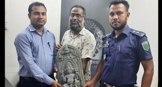 সিংড়ায় পুকুর খননকালে প্রাচীন মূর্তি উদ্ধার