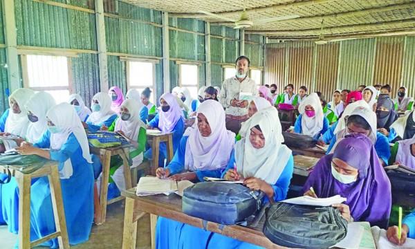 রায়গঞ্জে জরাজীর্ণ ভবনে চলছে দাদপুর বালিকা উচ্চবিদ্যালয়