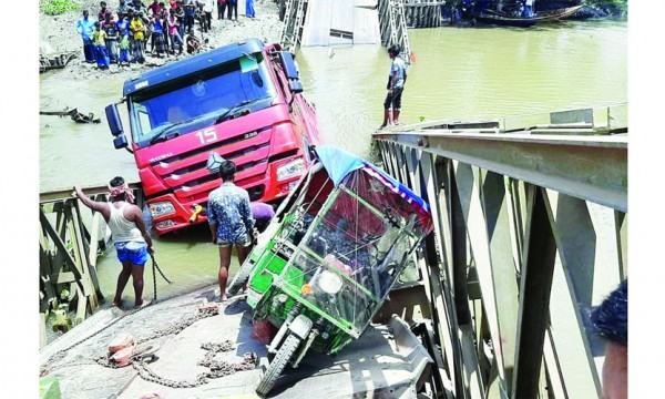 ভোলায় পাথর বোঝাই ট্রাকসহ বেইলি ব্রিজ ভেঙে খালে