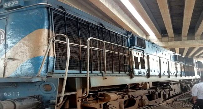 রাজধানীতে ভেকুর ধাক্কায় বনলতার ইঞ্জিন বিকল