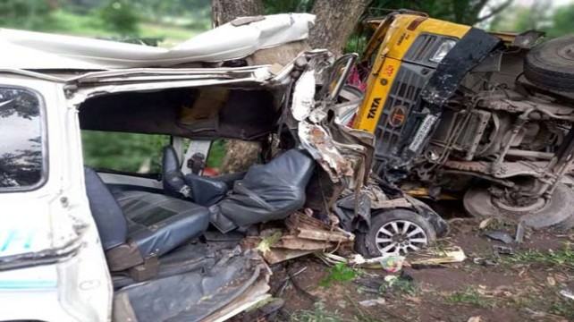 বড়াইগ্রামে ট্রাক-মাইক্রো মুখোমুখি সংঘর্ষে চালকসহ নিহত ২