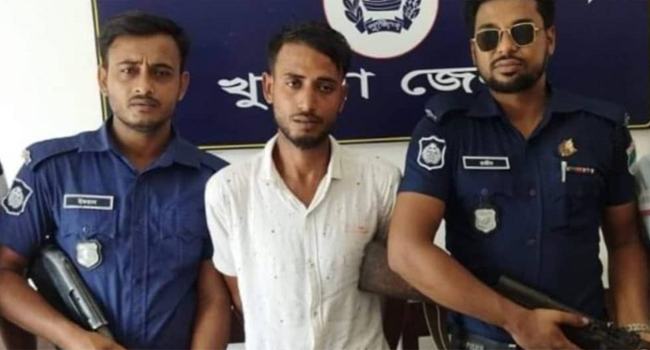 মেয়েকে উত্যক্তের প্রতিবাদে বাবাকে কুপিয়ে জখম