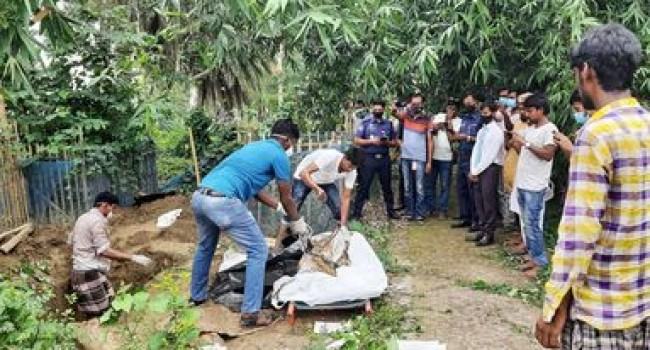 দাফনের ২৪ দিন পর কবর থেকে লাশ উত্তোলন