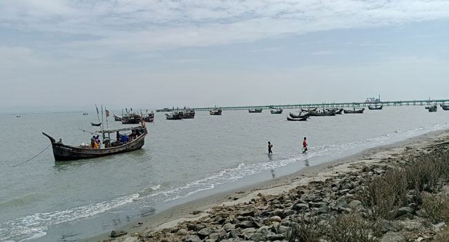 মালয়েশিয়া যাওয়ার পথে নারীসহ ৩৩ রোহিঙ্গা আটক