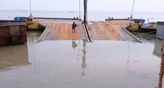পদ্মায় হঠাৎ পানিবৃদ্ধি : ফেরিঘাটের পন্টুন র‌্যাম তলিয়ে যানবাহন পারাপার ব্যাহত