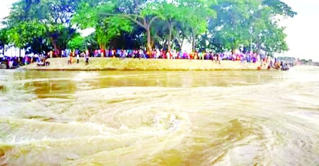 বরাক মোহনায় বাঁধ ভেঙে সিলেটে বন্যার অবনতি