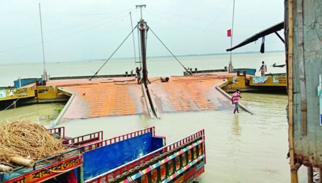 দৌলতদিয়ার ২ ফেরিঘাটের পন্টুন পানিতে তলিয়ে পারাপার ব্যাহত