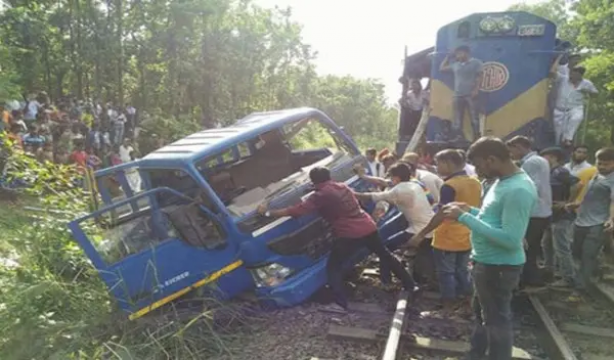 এগারোসিন্ধুরের ধাক্কায় নিহত ৩