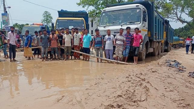 চলাচল অনুপযোগী মহাসড়ক সংস্কারের দাবিতে এলাকাবাসী ও শিক্ষার্থীদের বিক্ষোভ