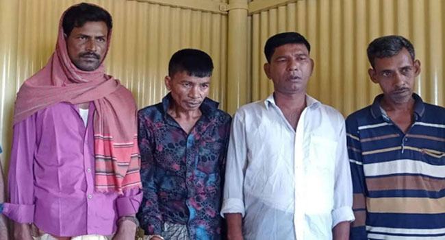 ফেরিতে জুয়ার আসর, গ্রেফতার ৪