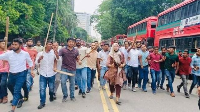 লাঠি হাতে ছাত্রদল সম্পাদক, যা বলছেন নেতাকর্মীরা
