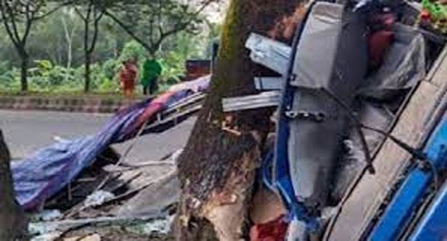 গাজীপুরে গাছের সাথে পিকআপের ধাক্কায় চালক নিহত