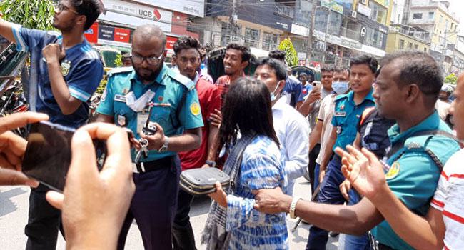 পরকীয়া প্রেমিকসহ আবাসিক হোটেলে স্ত্রী, আটকে পুলিশে দিলেন স্বামী