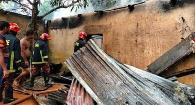 শ্রীপুরে আগুনে পুড়েছে ৩ বসতঘর