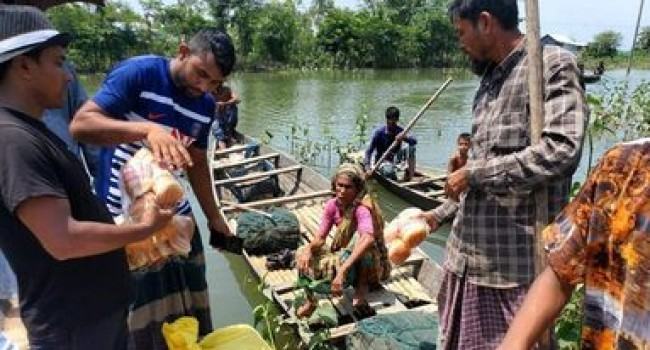 সুনামগঞ্জ ও সিলেটে বন্যার্তদের মাঝে গণস্বাস্থ্য কেন্দ্রের খাদ্য বিতরণ