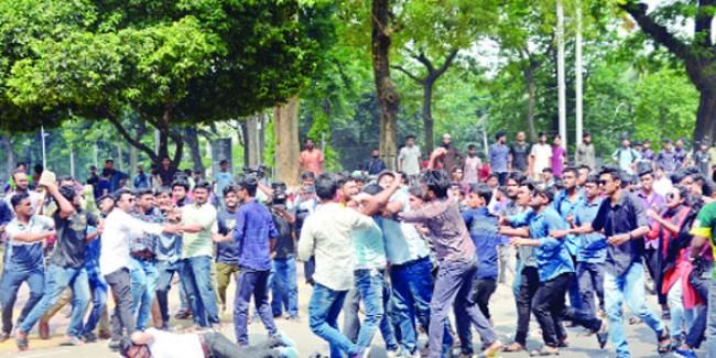 ঢাবিতে ছাত্রদল-ছাত্রলীগ সংঘর্ষে আহত ৫০