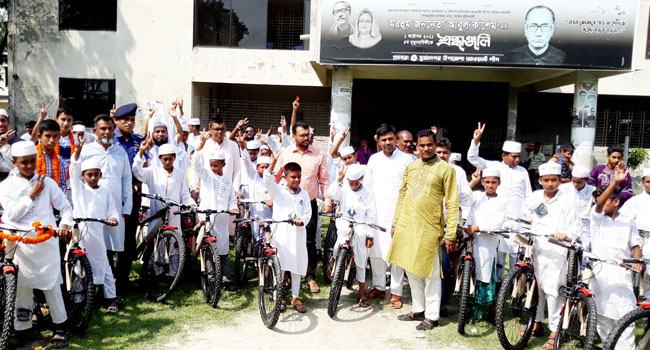 পাবনায় নামাজ পড়ে সাইকেল পেল ৫৭ কিশোর