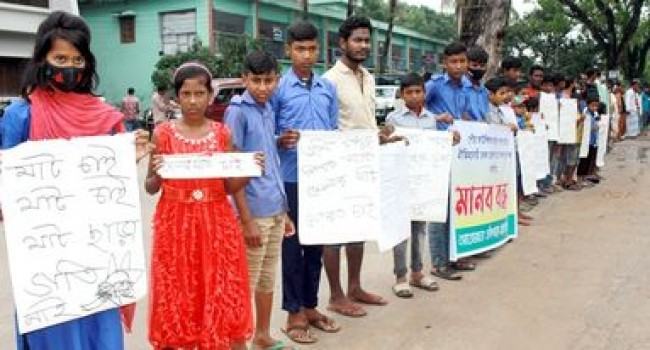 ফুলবাড়ীতে খেলার মাঠ দখলের প্রতিবাদে এলাকাবাসীর বিক্ষোভ