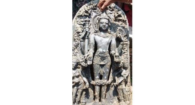 পুকুরে খনন চলছিল, বেরিয়ে এলো বিষ্ণু মূর্তি