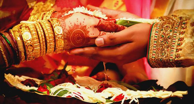পুরুষ সেজে চাচিকে বিয়ে করল তরুণী