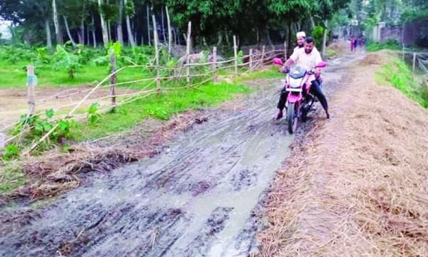 দেড় বছরেও শেষ হয়নি ৫০০ মিটার রাস্তা পাকা করার কাজ