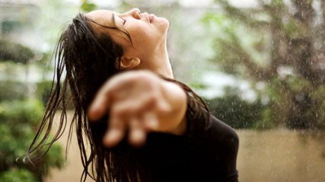 মন মাতানো বর্ষায় চুল থাকুক নিরাপদ
