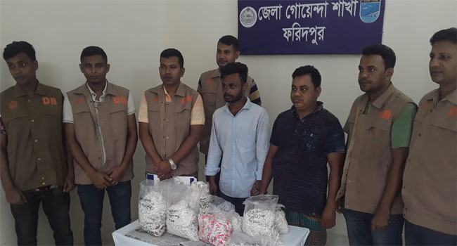ফরিদপুরে ৪২ কেজি রুপাসহ আটক ২