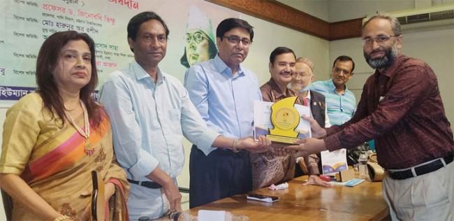 জাতীয় কবি কাজী নজরুল ইসলাম সম্মাননা পেলেন নয়াদিগন্তের শাহাদাত