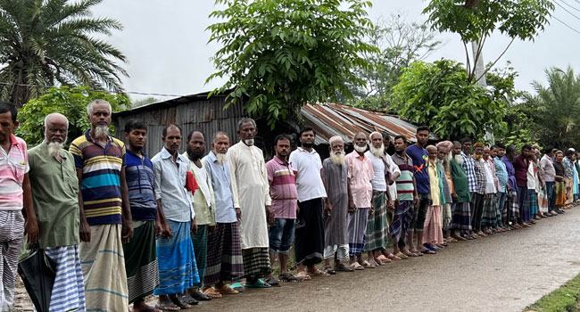 রাঙ্গাবালীতে প্রণোদনার চাল না পেয়ে জেলেদের মানববন্ধন