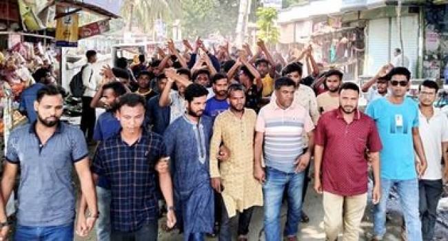 ভিডিও ধারণকালে সাংবাদিককে পুলিশের লাঠিচার্জ