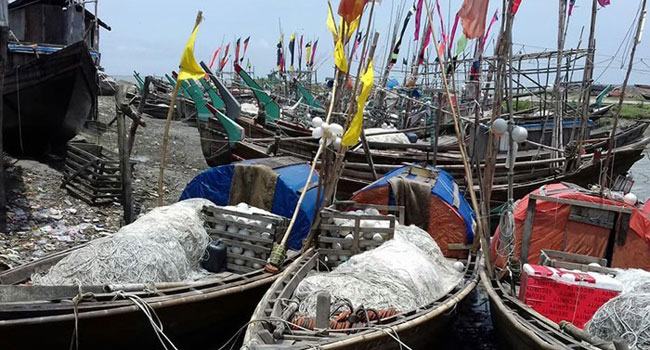 সাগরে মাছ ধরা বন্ধ, জেলে পল্লীতে হাহাকার