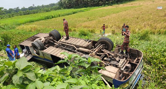 ভেদরগঞ্জে নিয়ন্ত্রণ হারিয়ে বাস খাদে, আহত ২৮