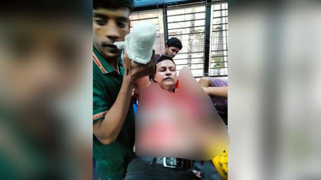 কুষ্টিয়ায় অধ্যাপকের হাতের কব্জি বিচ্ছিন্ন করেছে দুর্বৃত্তরা