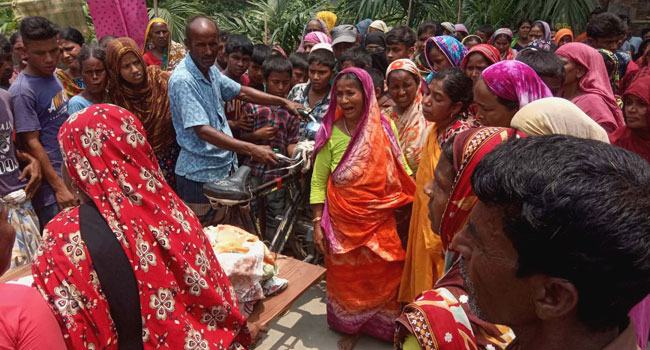 রংপুরে ট্রাকচাপায় স্ত্রী নিহত, সন্তানসহ গুরুতর আহত স্বামী