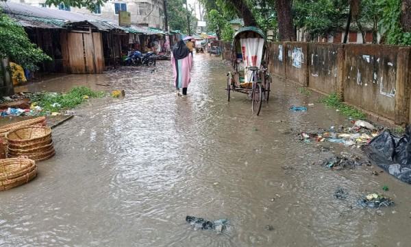 উখিয়ায় সামান্য বৃষ্টিতে ময়লা পানিতে থই থই