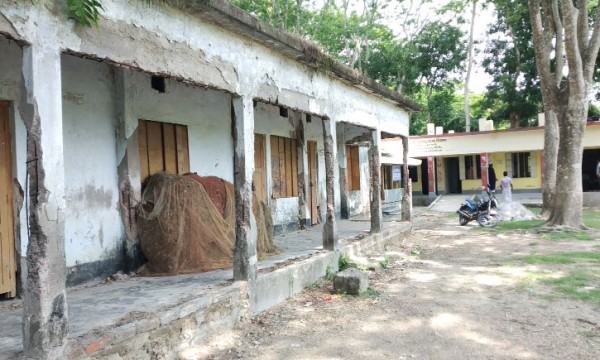 পাথরঘাটায় এক কক্ষে চলছে ছয় শ্রেণীর পাঠদান