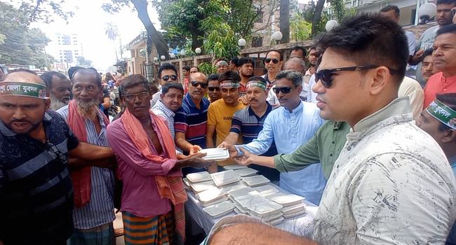ফরিদপুরে দুস্থদের মাঝে যুবদলের খাবার বিতরণ