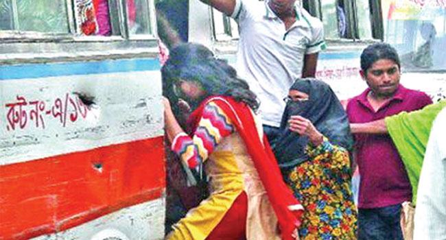 গণপরিবহনে ৬৩.৪ ভাগ তরুণী হয়রানির শিকার হয়