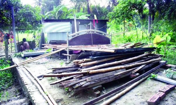 বড়াইগ্রামে উচ্ছেদ আতঙ্কে ভূমিহীন প্রতিবন্ধী পরিবার