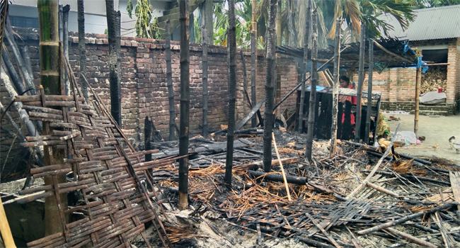 আটোয়ারীতে আগুনে পুড়ে ছাই ঘরসহ গবাদি পশু
