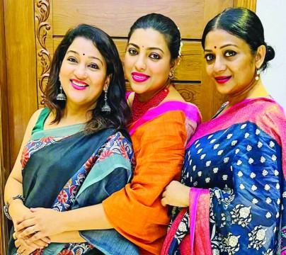এই সময়ে সুইটি, দীপা ও মৌ