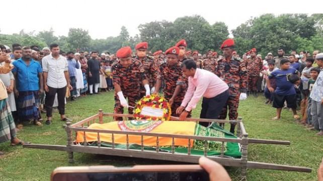 মানিকগঞ্জের ফায়ার ফাইটার রানার দাফন সম্পন্ন