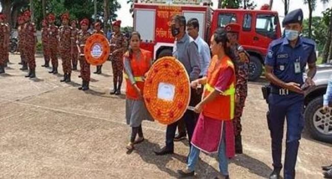 সীতাকুণ্ডে আগুন নেভাতে গিয়ে প্রাণ হারানো রাঙ্গামাটির ২ ফায়ার ফাইটারের শেষকৃত্য সম্পন্ন