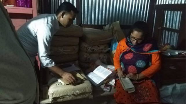 মির্জাগঞ্জে অবৈধ পলিথিন জব্দ, ব্যবসায়ীকে জরিমানা