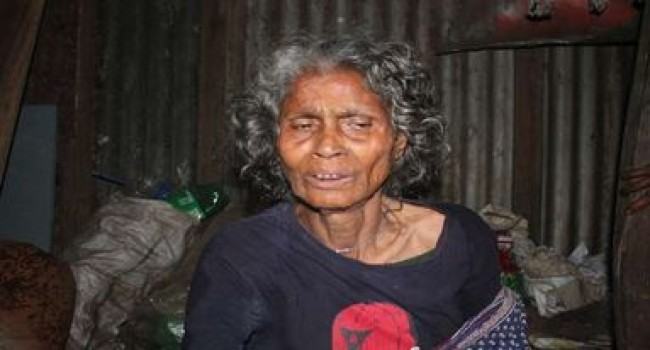 বটতলায় বৃদ্ধাকে ফেলে গেলেন স্বজনরা