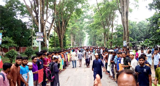 নারায়ে তাকবীর স্লোগানে উত্তাল রাবি ক্যাম্পাস