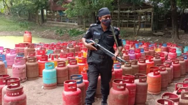 সীতাকুণ্ডে ১০ হাজার গ্যাস সিলিন্ডারসহ আটক ৯