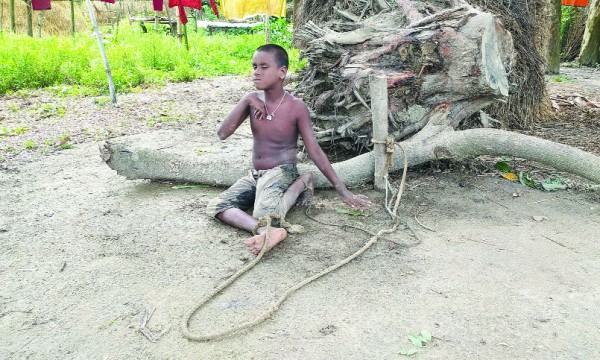 রায়গঞ্জে ১০ বছর ধরে রশিতে বাঁধা মারুফ