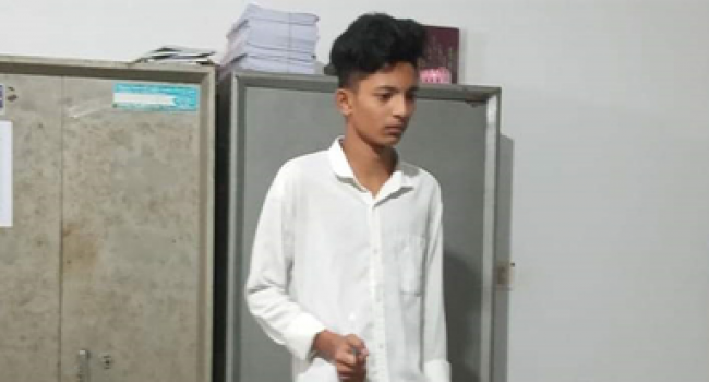 অস্ত্র নিয়ে পরীক্ষার হলে প্রবেশ করায় স্কুলশিক্ষার্থী বহিষ্কার