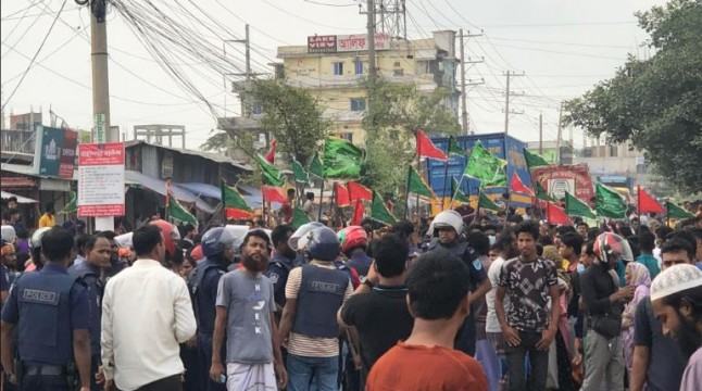 আদমজীতে পুলিশ-র‌্যাবের সাথে বিহারি ক্যাম্পের লোকজনের সংঘর্ষ, আহত ২০